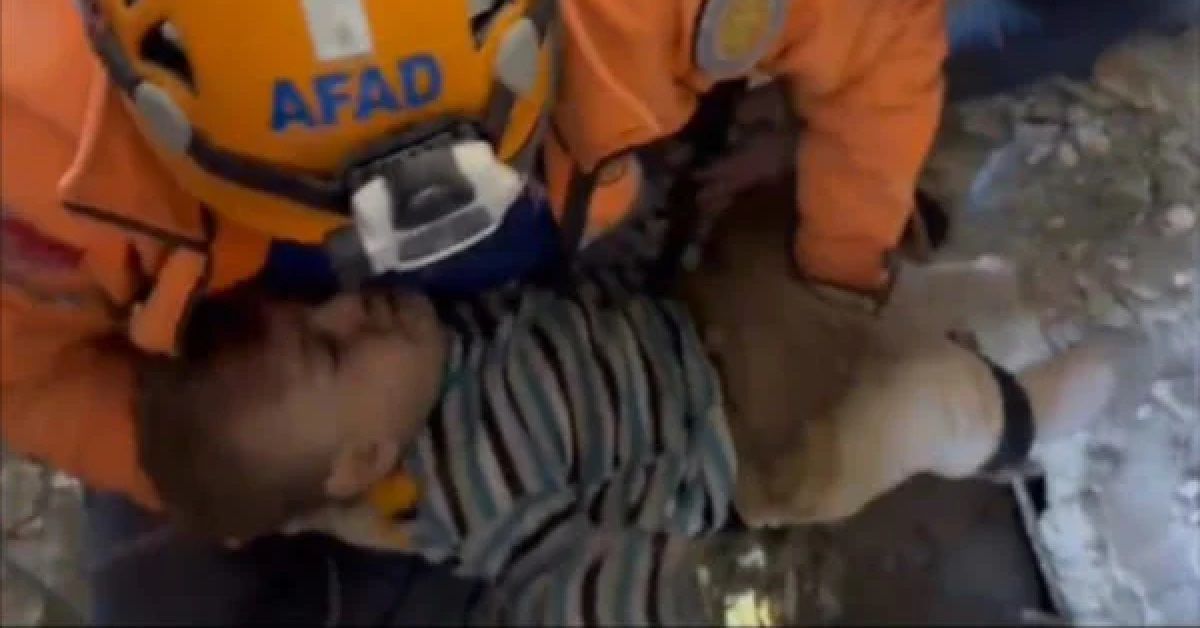 Vídeo desesperador mostra tentativa de resgate de bebê de 2 anos após 79 horas de terremoto na Turquia 30 FN+