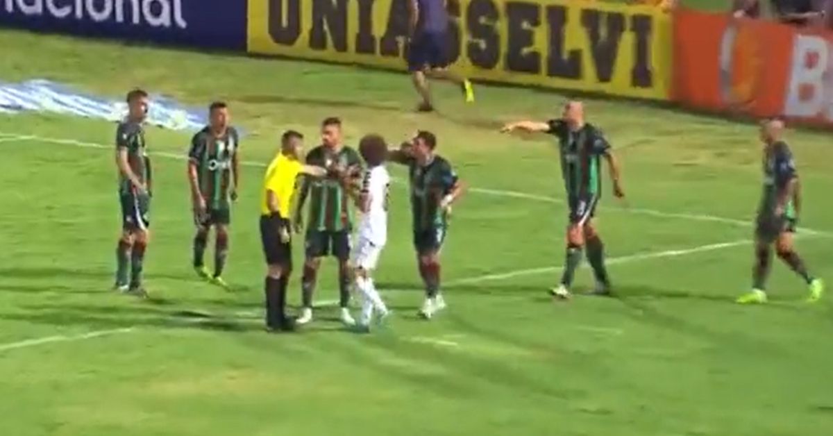 Vídeo flagra o momento em que jogador é expulso após levar lambida do adversário 30 FN+