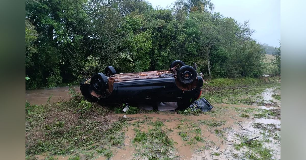 Carro que tinha a bordo um casal e duas crianças é levado pela enxurrada , diz polícia 31 FN+