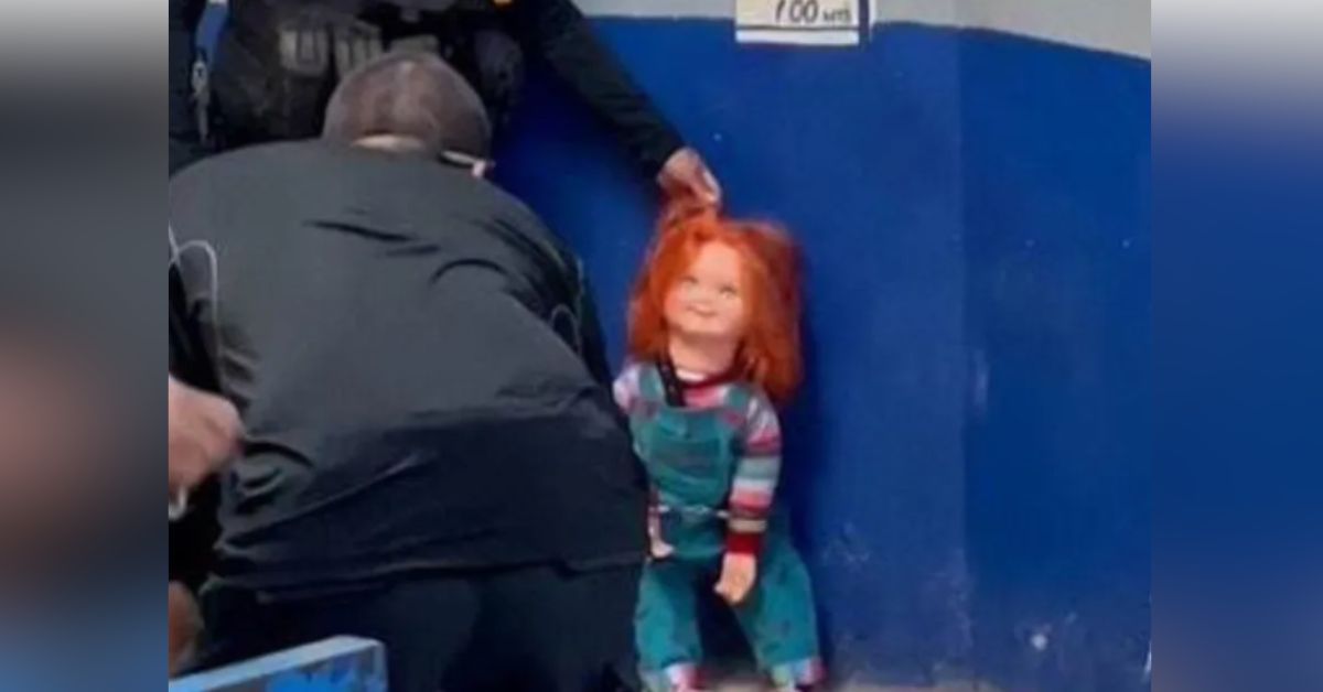 Vídeo flagra momento em que boneco Chucky é algemado e 'detido' pela polícia – Imagens viralizam 31 FN+