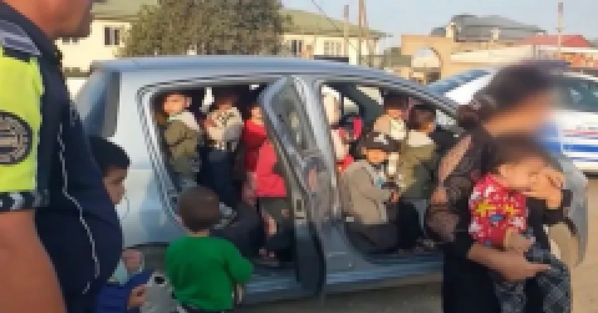 Vídeo flagra momento em que professora é detida transportando 25 alunos em carro com capacidade para 4 pessoas 31 FN+
