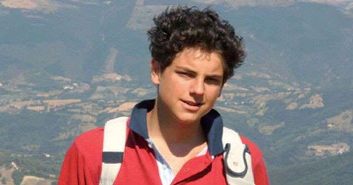 Corpo de jovem que faleceu em 2006 permanece intacto, túmulo é aberto para visitação 31 FN+