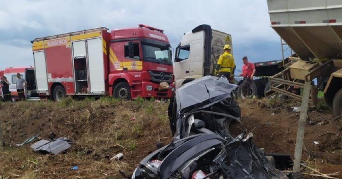 Em gravíssimo acidente, carro parte ao meio e 4 pessoas não resistem em SC 31 FN+