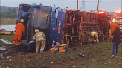 Ônibus tomba ao fugir de fiscais, deixando ao menos 7 mortos 31 Onibus tomba ao fugir de fiscais deixando ao menos 7