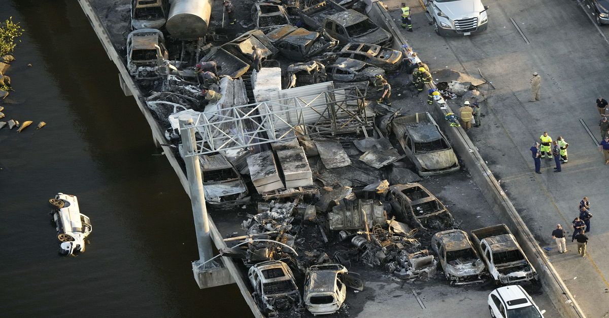acidente com 158 veículos deixa vários mortos, dezenas de feridos e rastros de destruição com carros incendiados 31 FN+