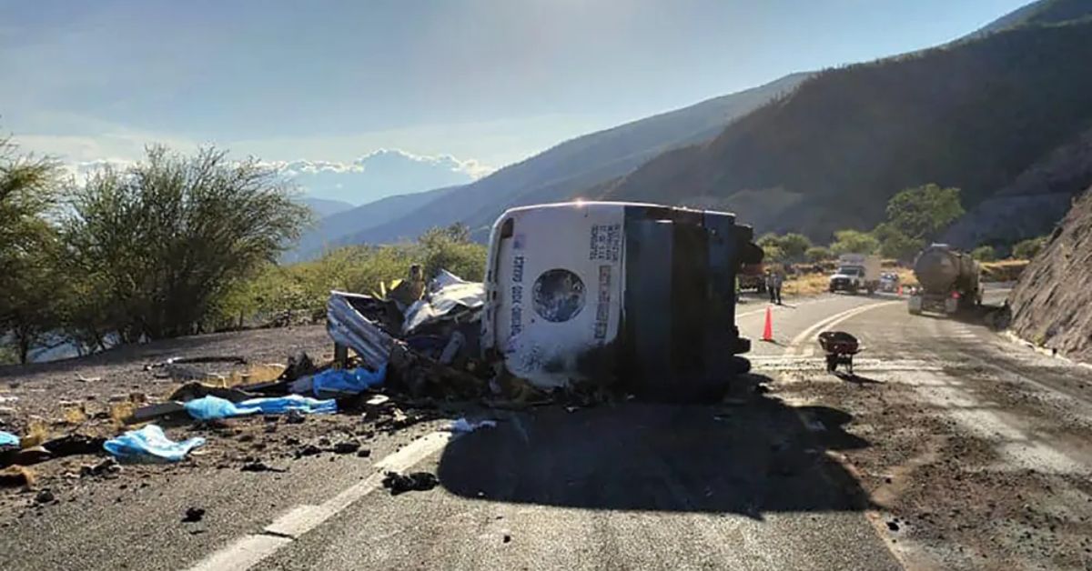ônibus capota e deixa dezoito pessoas sem vida 31 FN+