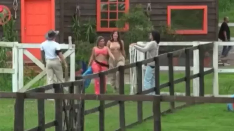 ‘A Fazenda 15’: Câmeras flagram cena que não iria ao ar no reality 31 ‘A Fazenda 15 Cameras flagram cena que nao iria ao