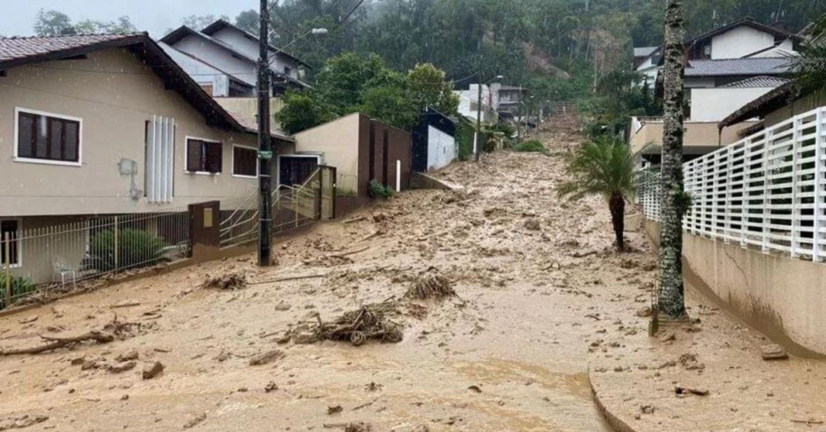 “Avalanche” de lama invade rua em Blumenau e deixa moradores assustados 31 FN+
