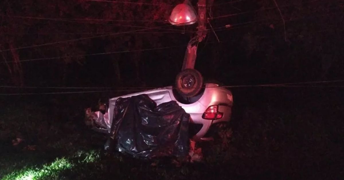 Colisão entre carro e poste deixa vítimas sem vida na PR-239 31 FN+