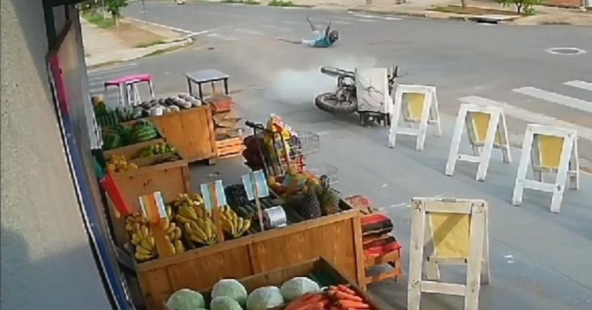 Vídeo flagra momento em que motociclista em alta velocidade atropela e tira a vida de um garotinho 31 FN+