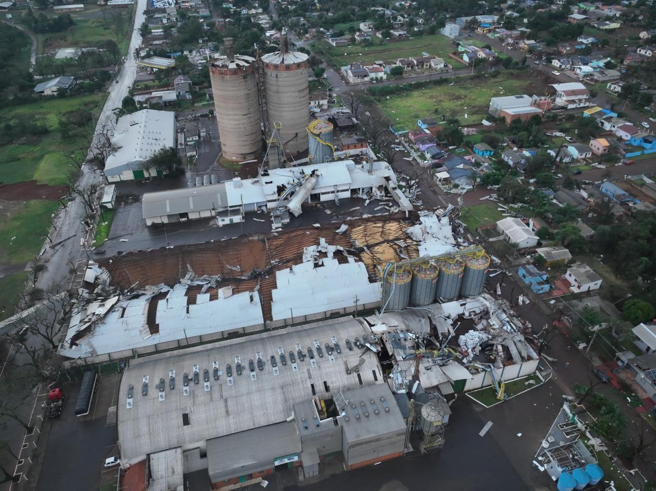 Imveis destelhados aps microexploso em So Luiz Gonzaga