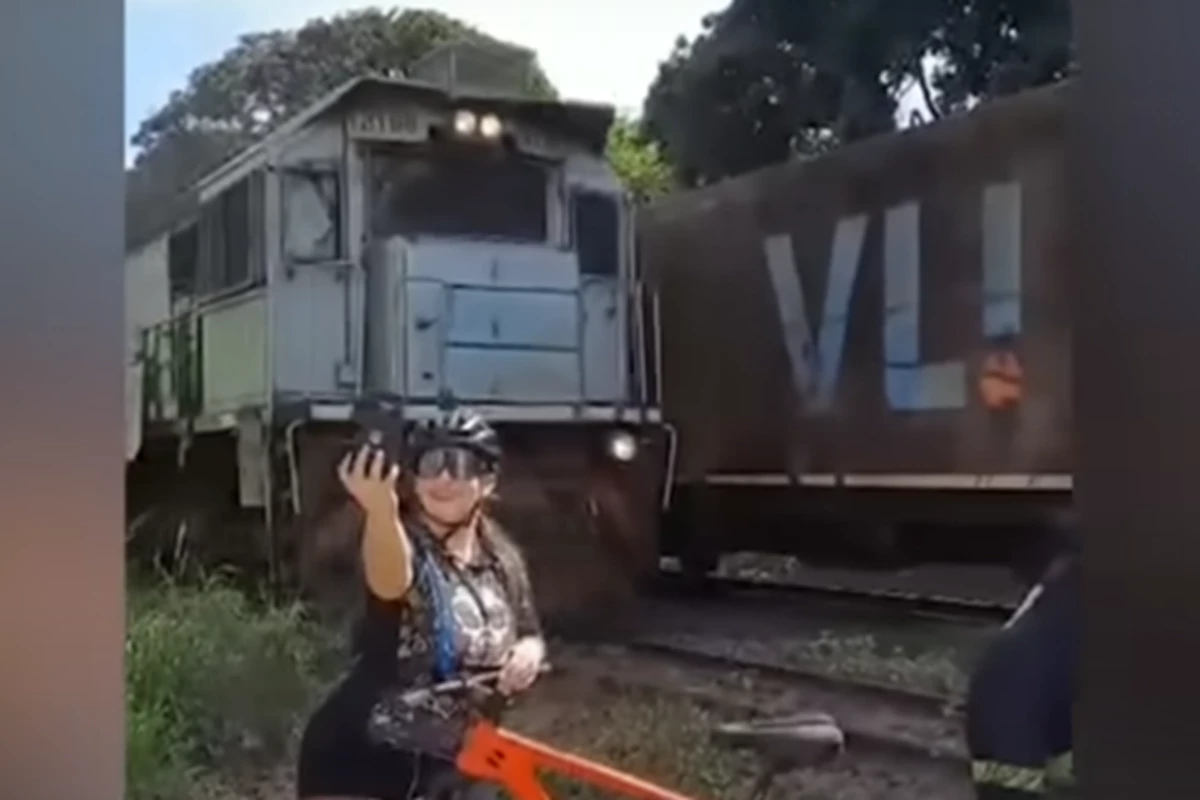 Vídeo: ciclista faz selfie perigosa na frente de trem, maquinista buzina sem parar, mas o pior acontece 31 1News Brasil