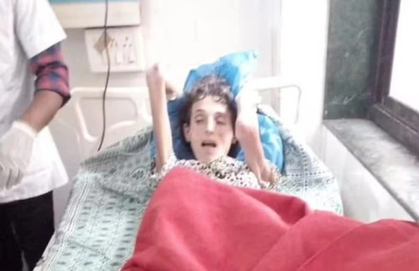 1722435530 302 Mulher e acorrentada a arvore e diz que ficou mais