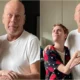 Com demencia Bruce Willis aparece em nova foto nas.webp