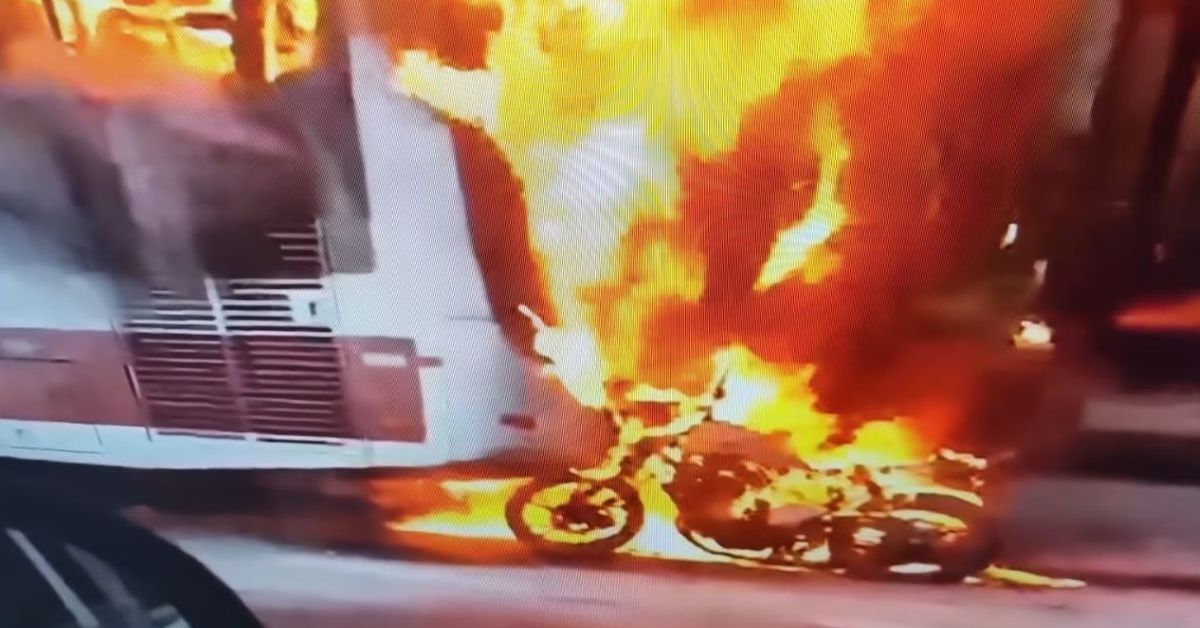 Vídeo assustador expõe acidente entre moto e ônibus que provocou grande incêndio, deixou vítimas e mobilizou os bombeiros em SP 31 FN+