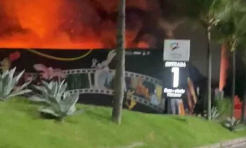Incêndio destrói exposição da Warner Bros em shopping do RJ 37 casa warner pega fogo no shopping nova america 1000x600.jpg