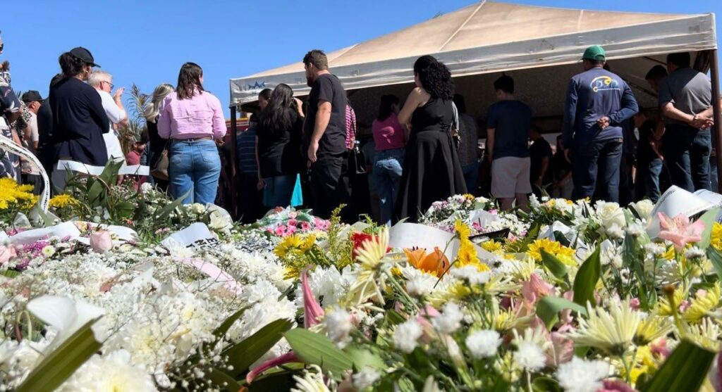 Filha de deputado do MT é sepultada sob forte comoção com muitas lágrimas e homenagens 38 1722898773 591 Filha de deputado do MT e sepultada sob forte comocao