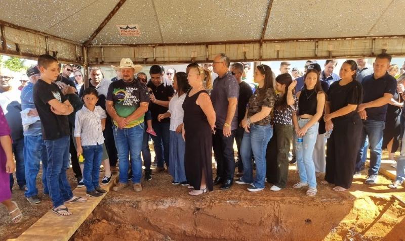 Filha de deputado do MT é sepultada sob forte comoção com muitas lágrimas e homenagens 39 1722898774 576 Filha de deputado do MT e sepultada sob forte comocao