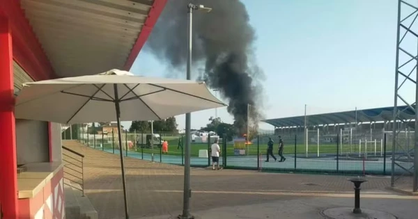 1723499119 312 Fotos helicoptero pega fogo em estadio durante resgate de paciente