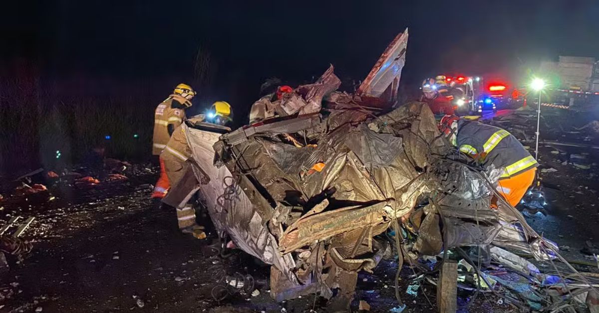Grave acidente envolvendo carretas e caminhões mata três pessoas na BR-262; pai e filha estão entre as vítimas 31 FN+