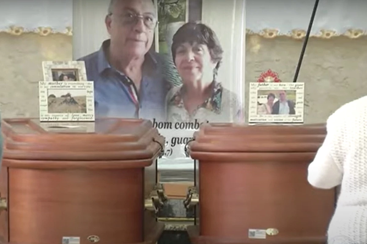Familiares e amigos se despedem de casal que morreu no voo 2283; imagem em cima do caixão emociona 31 1News Brasil