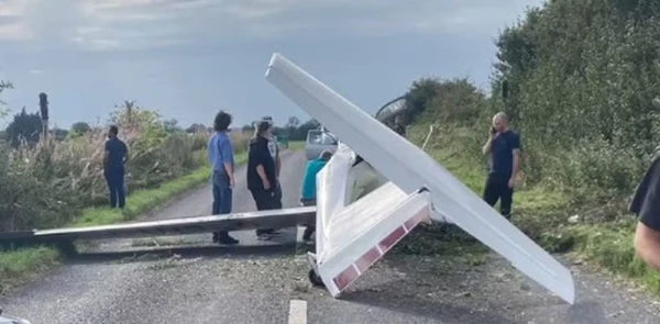 1724896314 399 aviao cai em estrada e testemunha diz que a aeronave