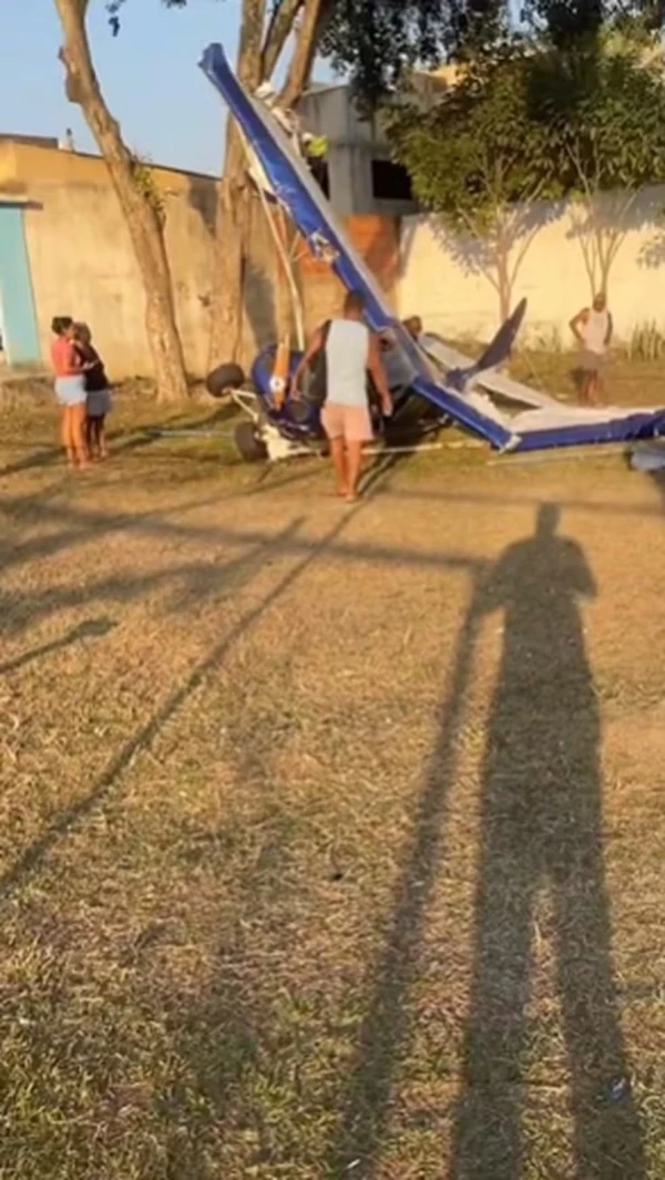 Aviao caiu em campo de futebol no Rio de Janeiro