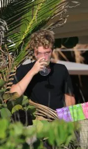 Benício Huck, aos 15 anos, é capturado na praia enquanto se diverte com seus amigos 35 Benicio Huck aos 15 anos e capturado na praia enquanto