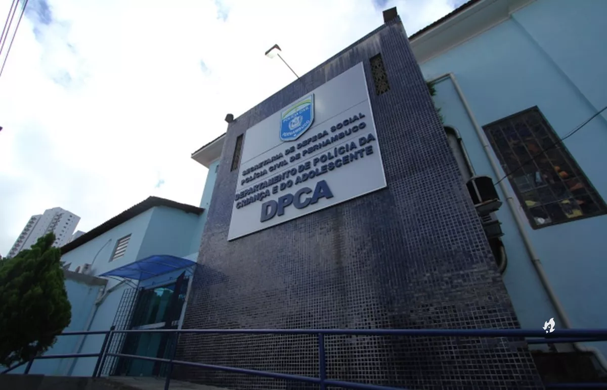 Maes registram boletim de ocorrencia contra escola apos aluna.webp