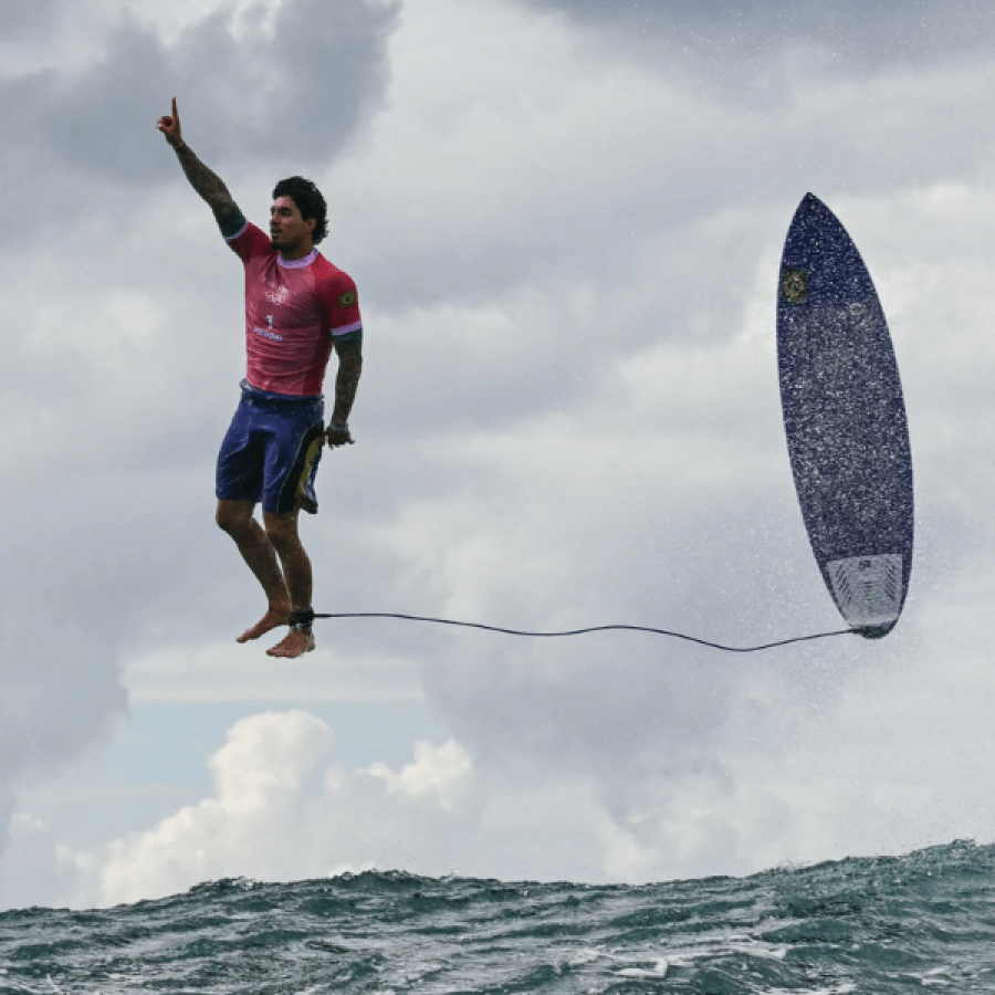 Saiba quem é o fotógrafo da icônica foto de Medina “voando” sobre o mar 31 Saiba quem e o fotografo da iconica foto de Medina.webp.png