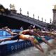 Triatletas sao hospitalizados apos nadarem no rio Sena Belgica abandona.jpg