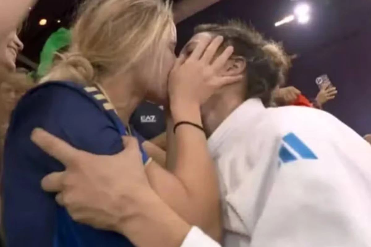 Vídeo – atleta do judô celebra ouro com beijo em namorada em frente à primeira-ministra: ‘Cheio de amor’ 34 1News Brasil
