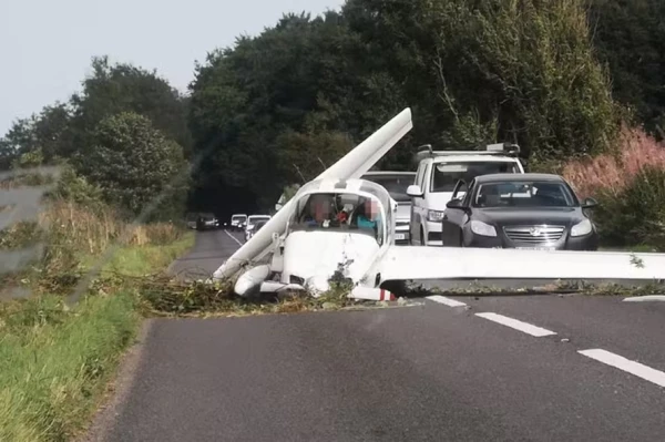 aviao cai em estrada e testemunha diz que a aeronave