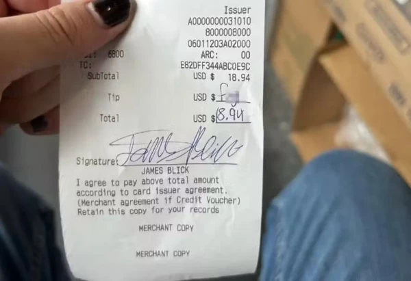 cliente recusa dar gorjeta e ainda ofende o garcom