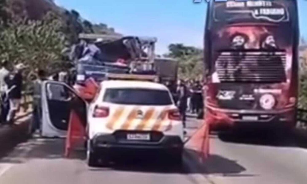Ônibus da dupla César Menotti e Fabiano colide com carretas 37 onibus da dupla cesar menotti e fabiano 1000x600.jpg
