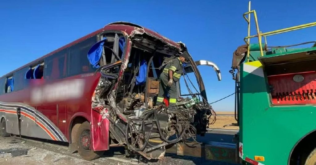 Acidente entre caminhão e ônibus deixa vítimas fatais e dezenas de feridos na BR-050 31 Acidente entre caminhao e onibus deixa vitimas fatais e dezenas.jpg