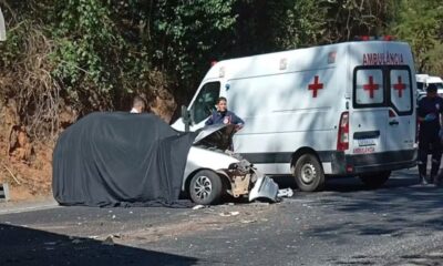 Acidente grave entre caminhao bau e carro deixa vitimas fatais.jpg