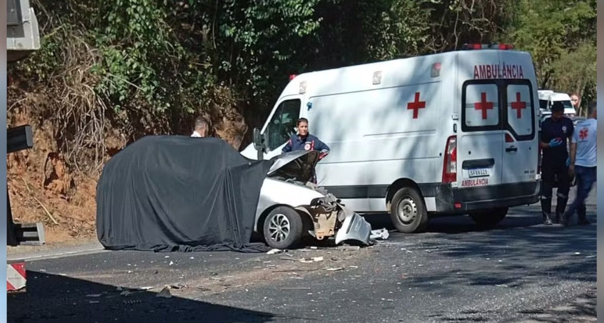 Acidente grave entre caminhão baú e carro deixa vítimas fatais na ES-482 e mobilza os bombeiros 31 Acidente grave entre caminhao bau e carro deixa vitimas fatais.jpg