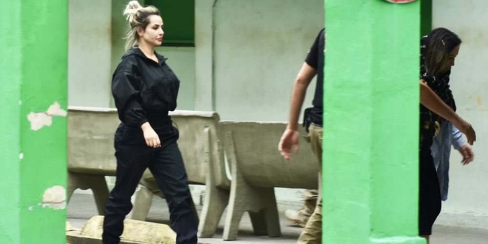 Deolane Bezerra deixa a prisão após duas noites 37 deolane.jpg