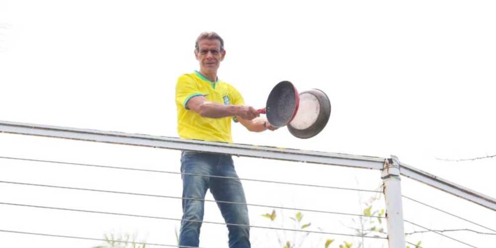 Polícia vai à casa de Mário Gomes; ator faz protesto com panelas 37 mario gomes 1.jpg