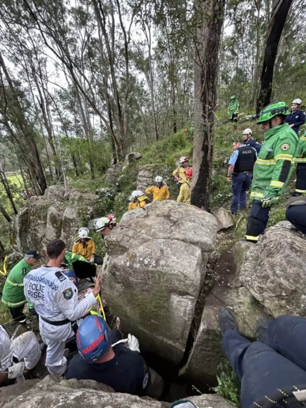 1729607791 194 Mulher tenta recuperar celular e fica mais de 7 horas