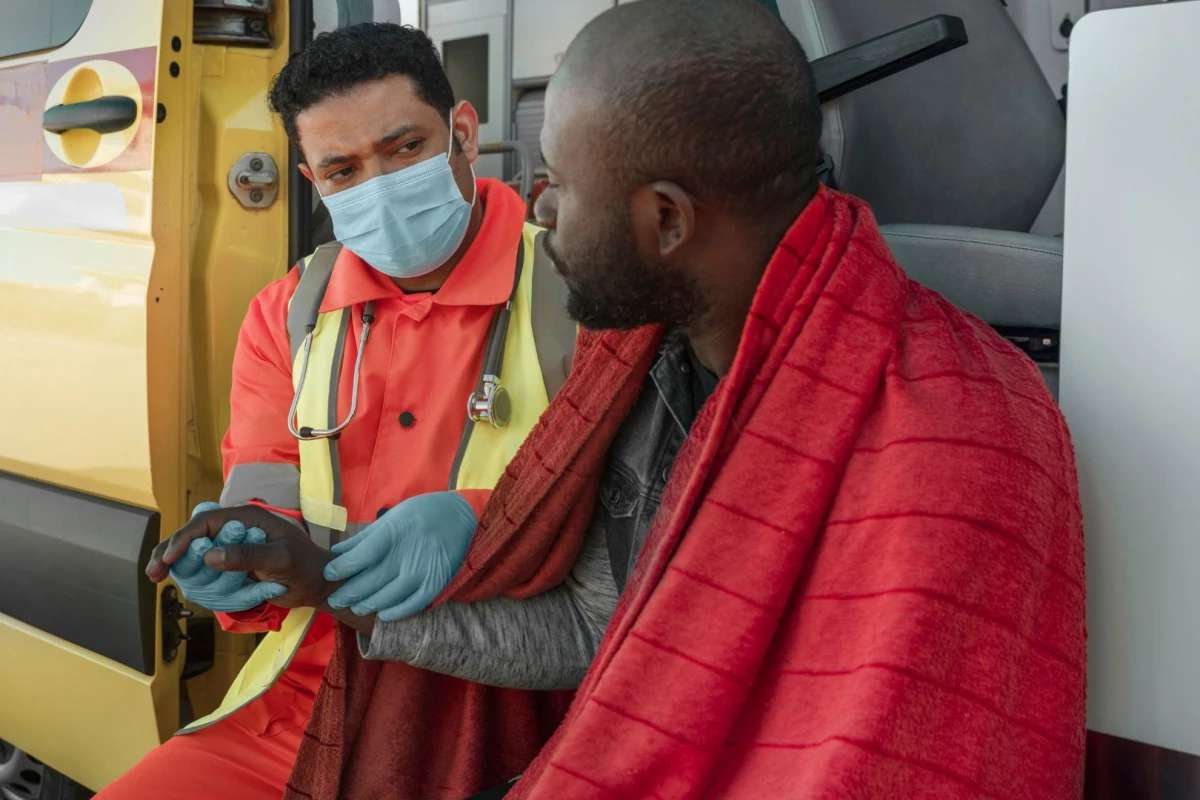 Equipes de ambulâncias são orientadas a deixar pacientes nos corredores dos hospitais, em Londres 31 1News Brasil