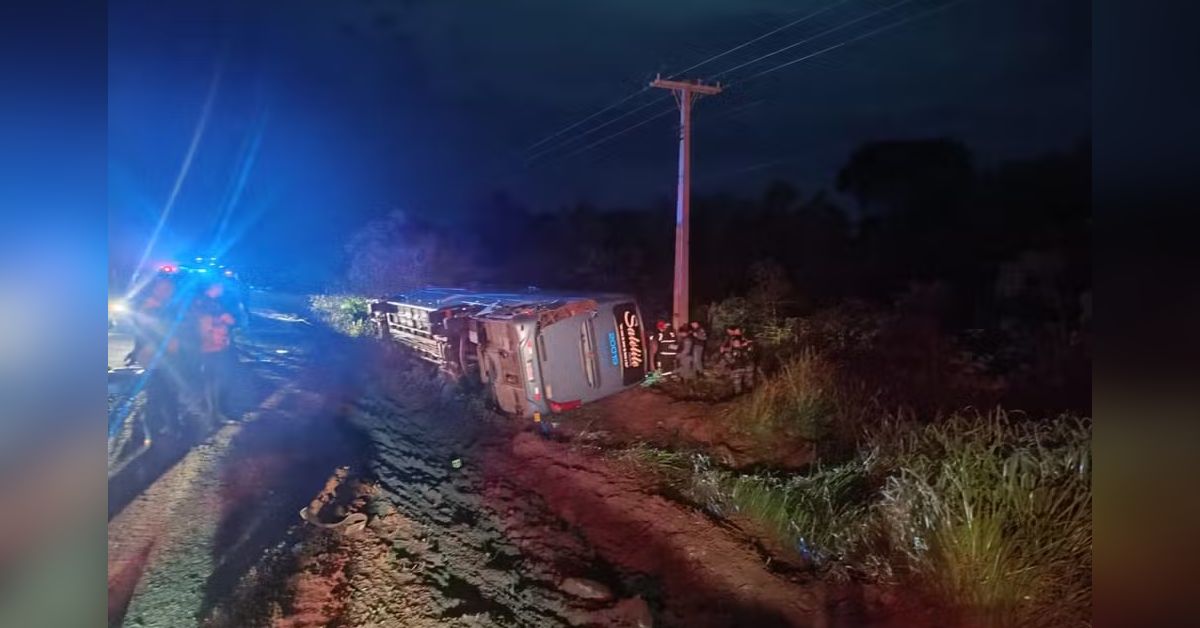Acidente envolvendo ônibus deixa duas crianças mortas e dezenas de pessoas feridas 31 FN+