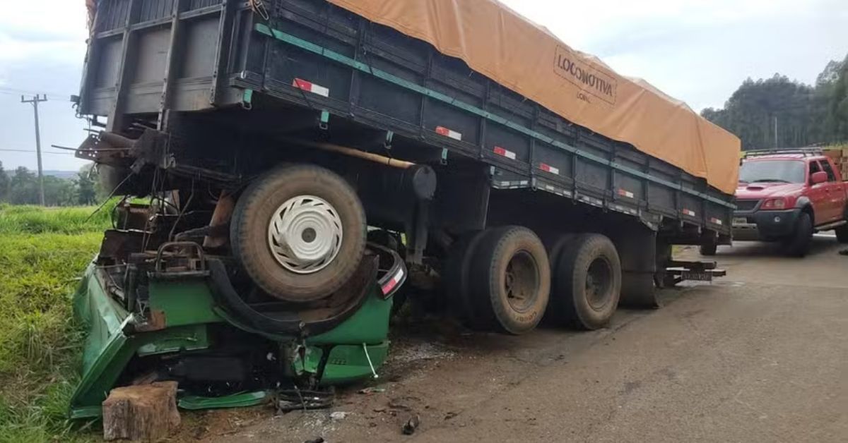 Carroceria de caminhão se solta e prensa cabine com caminhoneiro 31 FN+