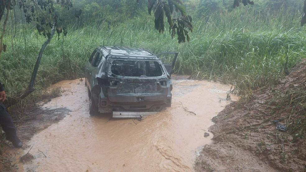 Carro foi encontrado ainda em chamas em Itupeva SP Corpo de Bombeiros apagou o fogo mas as vtimas j estavam carbonizadas Foto Divulgao