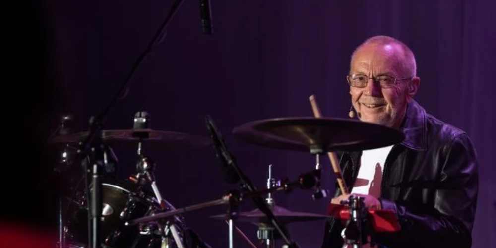 Morre Colin 'Smiley' Petersen, o primeiro baterista dos Bee Gees 37 morre colin smiley petersen.jpg