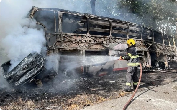 1734359741 661 Onibus fica em chamas em grave acidente envolvendo mais dois