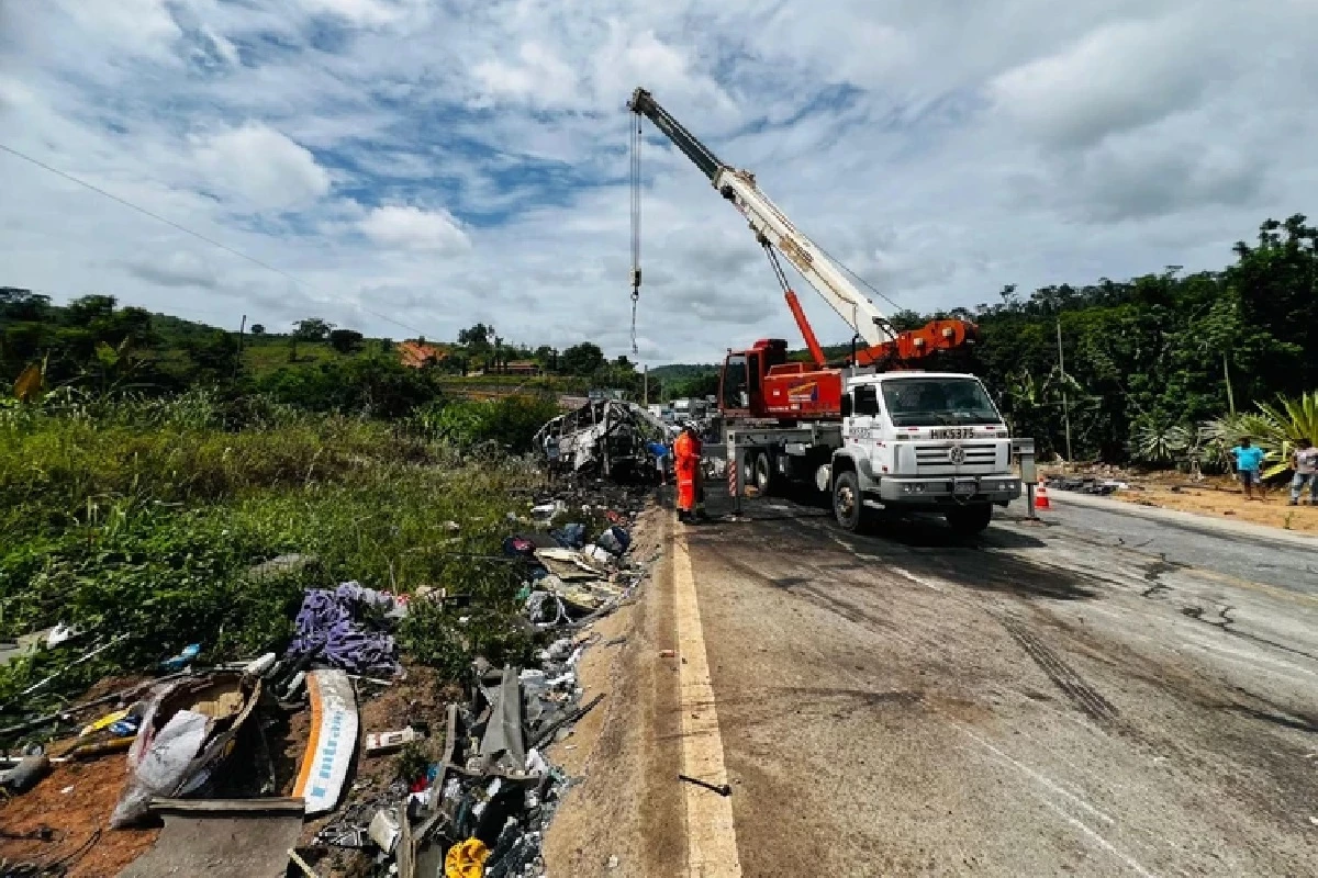 até os socorristas ficaram impactados com o gravíssimo acidente com ônibus que deixou 38 pessoas carbonizadas 40 1News Brasil