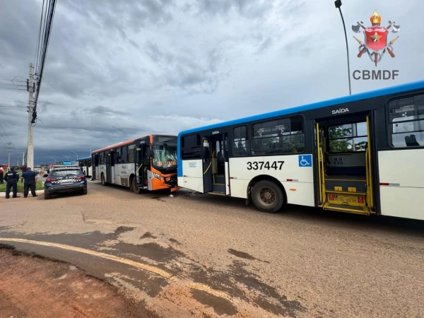 1735048116 523 engavetamento envolvendo tres onibus deixa varias vitimas inclusive uma crianca