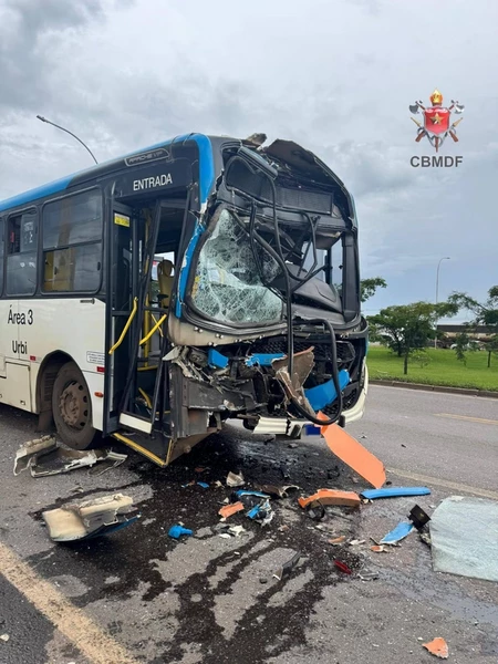 1735048116 815 engavetamento envolvendo tres onibus deixa varias vitimas inclusive uma crianca